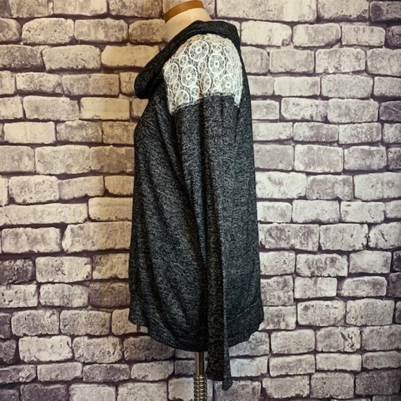 Ivy Ridge Black & Gray Top W/ lace Detail - Picture 4 of 11